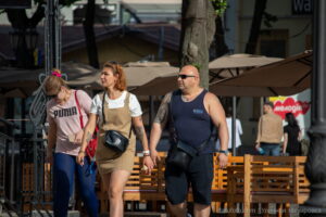 Фото тату на руке мужчины и ноге женщины, уличная фотография, татуировки в стиле графика, мастер тату, идеи для тату.