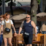 Фото тату на руке мужчины и ноге женщины, уличная фотография, татуировки в стиле графика, мастер тату, идеи для тату.