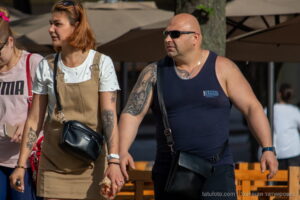 Фото тату на руке мужчины, рукав с рисунком в стиле традиционной татуировки, уличная фотография, мастер тату, идеи для тату.
