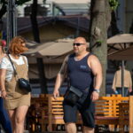 Фото тату на руке мужчины, рукав с рисунком в стиле традиционной татуировки, уличная фотография, мастер тату, идеи для тату.