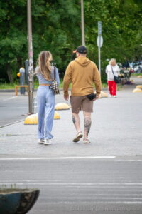 Фото тату на икре мужчины: реалистичный рисунок розы с листьями в черно-серых тонах. Детализированная проработка лепестков и стебля.