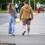 Фото тату на икре мужчины: реалистичный рисунок розы с листьями в черно-серых тонах. Детализированная проработка лепестков и стебля.