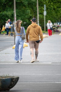 Фото тату тигра и девушки на икре мужчины. Реалистичный черно-серый рисунок татуировки, детализированные портреты и текстуры.