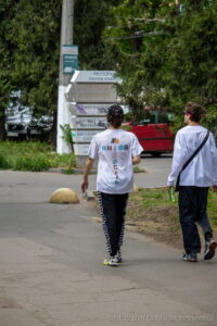 Фото татуировки на руке и спине мужчины, выполненной в ярких цветах. Видны детализированные элементы рисунка, создающие эффектный образ.