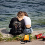 Влюблённые подростки целуются на берегу моря 2