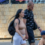 беременная девушка с татуировкой змея на правом плече 3