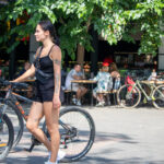 брюнетка с татуировкой из цветов на левой руке29