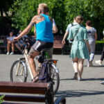 велосипедист с крупными татуировками узорами на руке спине и ноге14