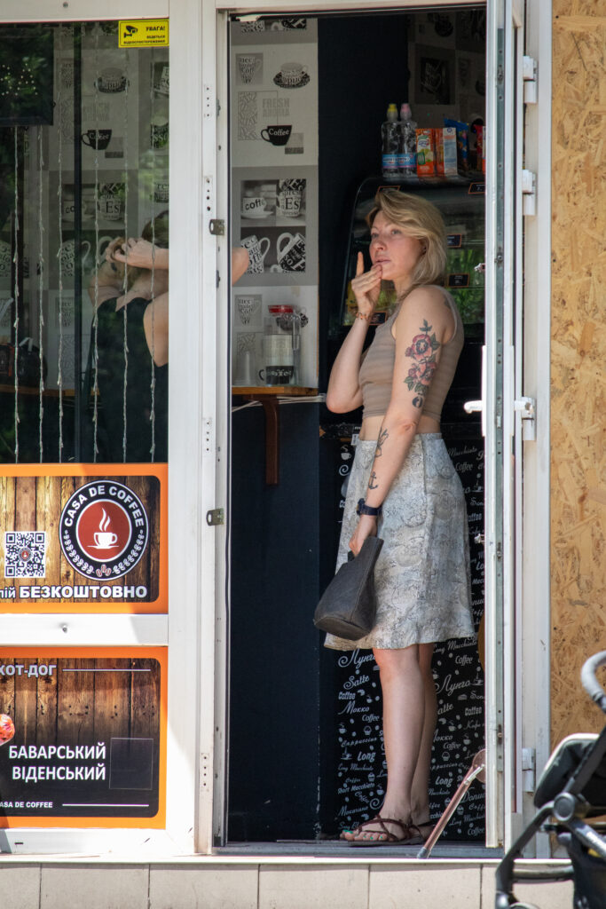 девушка с олдскул татуировками цветов якоря и портретов на левой руке 13