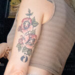 девушка с олдскул татуировками цветов якоря и портретов на левой руке 2