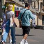 Фото тату на бедрах и руках: сочетание цветочных узоров и абстрактных рисунков. Стильный и современный дизайн татуировок.