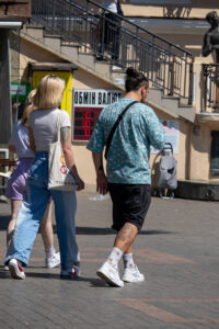 Фото тату на бедрах и руках: сочетание цветочных узоров и абстрактных рисунков. Стильный и современный дизайн татуировок.