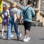 девушка с тату дельфинов на плече парень с тату тигра на ноге13