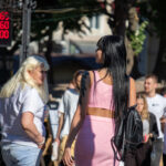 молодая брюнетка в платье и татуировкой из цветов на левой плече и руке48