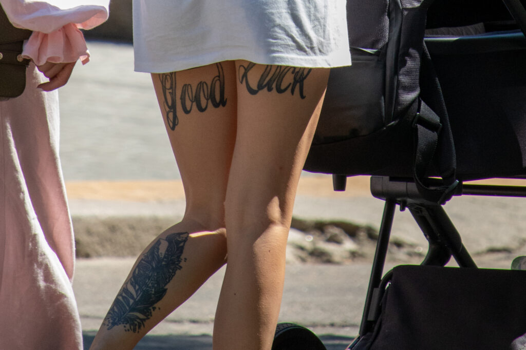 молодая девушка с тату надписями на ляшках под попой good luck02