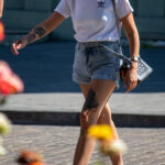 молодая девушка с татуировкой валькирией и надписями на ноге49