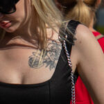 молодая девушка с татуировкой роз на левой части груди01