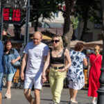 Фото тату с изображением розы и черепа на ключице девушки. Черно-белый рисунок татуировки выполнен в стиле графика с высокой детализацией.
