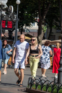 Фото тату с изображением розы и черепа на ключице девушки. Черно-белый рисунок татуировки выполнен в стиле графика с высокой детализацией.