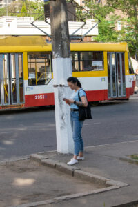 Фото тату с детализированным рисунком на руке, сочетающим реалистичные элементы и цветочные мотивы. Рисунок татуировки выполнен в темных тонах с яркими акцентами.