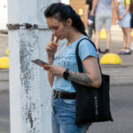 Фото тату с детализированным рисунком на руке, сочетающим реалистичные элементы и цветочные мотивы. Рисунок татуировки выполнен в темных тонах с яркими акцентами.