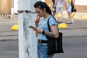 Фото тату с детализированным рисунком на руке, сочетающим реалистичные элементы и цветочные мотивы. Рисунок татуировки выполнен в темных тонах с яркими акцентами.