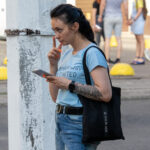 Фото тату с детализированным рисунком на руке, сочетающим реалистичные элементы и цветочные мотивы. Рисунок татуировки выполнен в темных тонах с яркими акцентами.