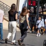 молодая девушка со смешными цветными татуировками на правой руке17