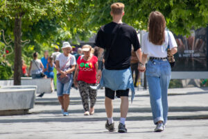 Фото тату: Мужчина с татуировкой на руке идет за руку с девушкой. Видна часть татуировки в японском стиле.