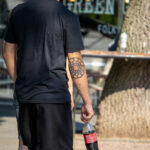 молодой парень с татуировкой Славянский символ солнце на правом локте57