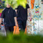 молодой парень с татуировкой клевер символ атома и ладонь на левой руке49