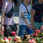 молодой парень с татуировкой краба на изгибе правой руки37