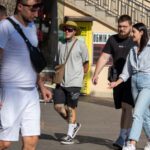 молодой парень с татуировкой парусника и чёрной пантеры внизу ног08