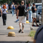 мужчина с татуировкой волк узорами внизу правой ноги 9