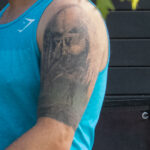 мужчина с татуировкой из фильма Хищник на левом плече 2