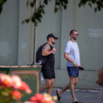 парень с крупной татуировкой оскал тигра и красные глаза на правом плече25