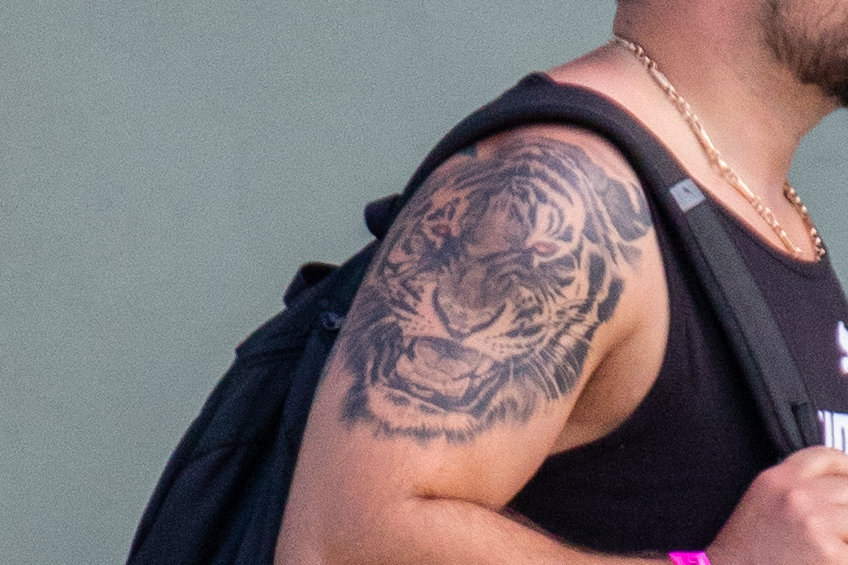 парень с крупной татуировкой оскал тигра и красные глаза на правом плече28