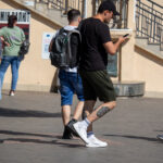 парень с татуировками внизу ноги Ром космонавт Планета Волк в индейской шляпе55