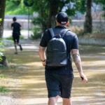 парень с татуировками на обоих руках в которых есть римские цифры 1