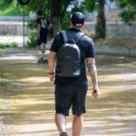 парень с татуировками на обоих руках в которых есть римские цифры 4