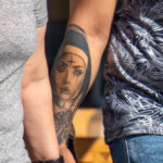 парень с татуировками на руках монашка с крестом во лбу а также портрет Цезаря01