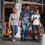 парень с татуировками на руках монашка с крестом во лбу а также портрет Цезаря59