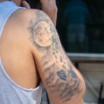 парень с татуировкой Луна на правом плече47