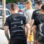 парень с татуировкой Маори узоры и черепа на левой руке 1