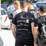 Фото тату полинезийского узора и черепа на мужской спине. Черно-серый рисунок татуировки в этническом и реалистичном стилях.