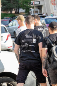 Фото тату полинезийского узора и черепа на мужской спине. Черно-серый рисунок татуировки в этническом и реалистичном стилях.