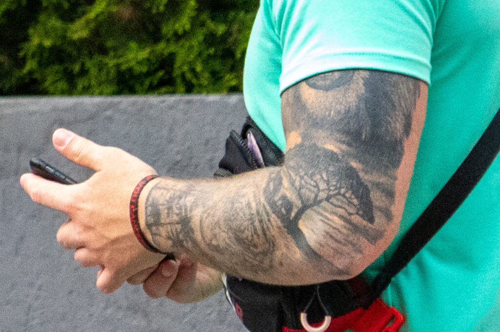 парень с татуировкой деревьев и природы на левой руке 7