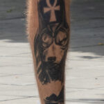 парень с татуировкой египетский крест Славянский крест и паук11