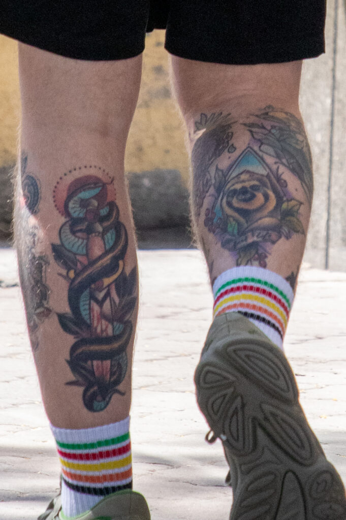 парень с татуировкой кинжал Змея и треугольник внизу ног21