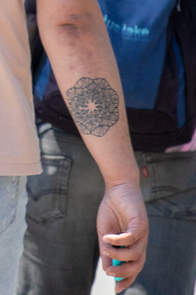 парень с татуировкой мандала узорами на запястье правой руки11